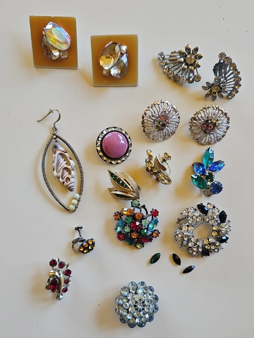 Assortment Of Vintage And Newer Earrings All Need Someting For Parts Or Singly - Picture 1 of 10